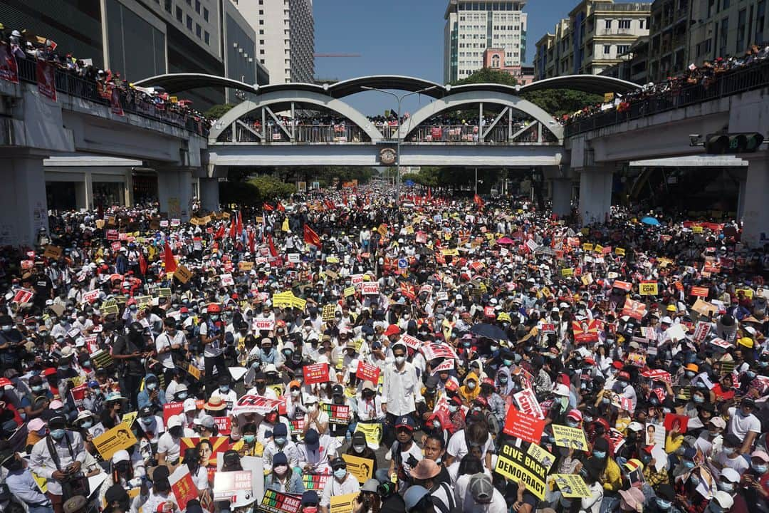 AFP通信さんのインスタグラム写真 - (AFP通信Instagram)「AFP Photo 📷 @saiaungmain (1, 2, 4) 📷 @yeaungthu (3) - Protesters block a major road during a demonstration against the military coup in Yangon on February 17, 2021.」2月18日 0時38分 - afpphoto