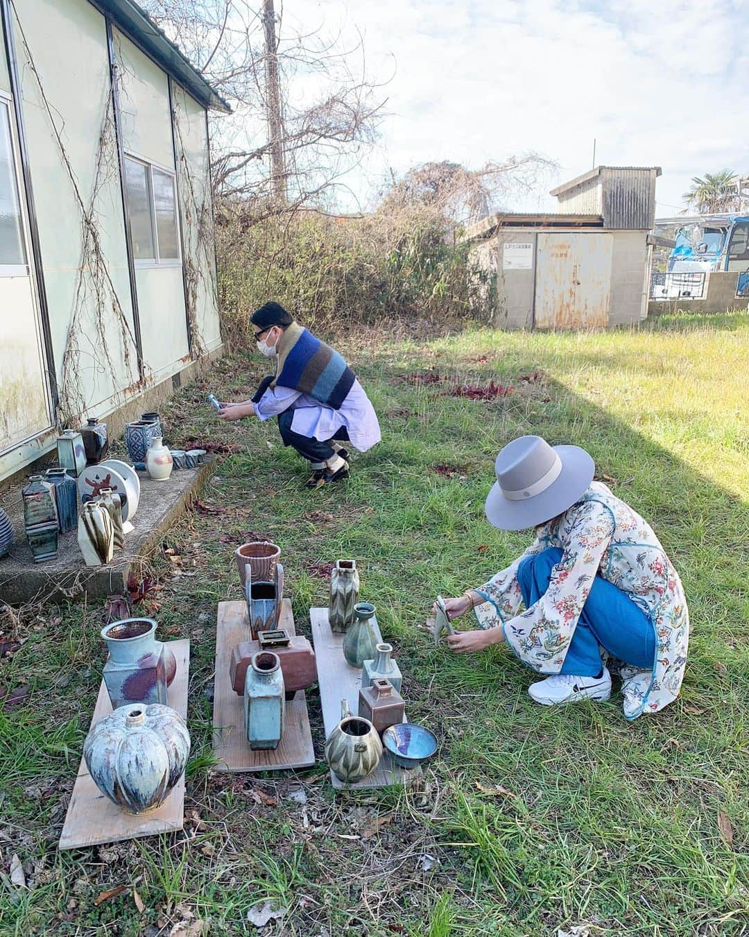 丸山敬太さんのインスタグラム写真 - (丸山敬太Instagram)「京都亀岡にて 河井工房さんで ケティと2人で、超真剣に選んでいる図。  素晴らしい天気で素晴らしい作品を沢山拝見しました。  @kawaikobo さんありがとうございました。  ２５日から丸山邸に並びます。」2月18日 0時42分 - keitamaruyama