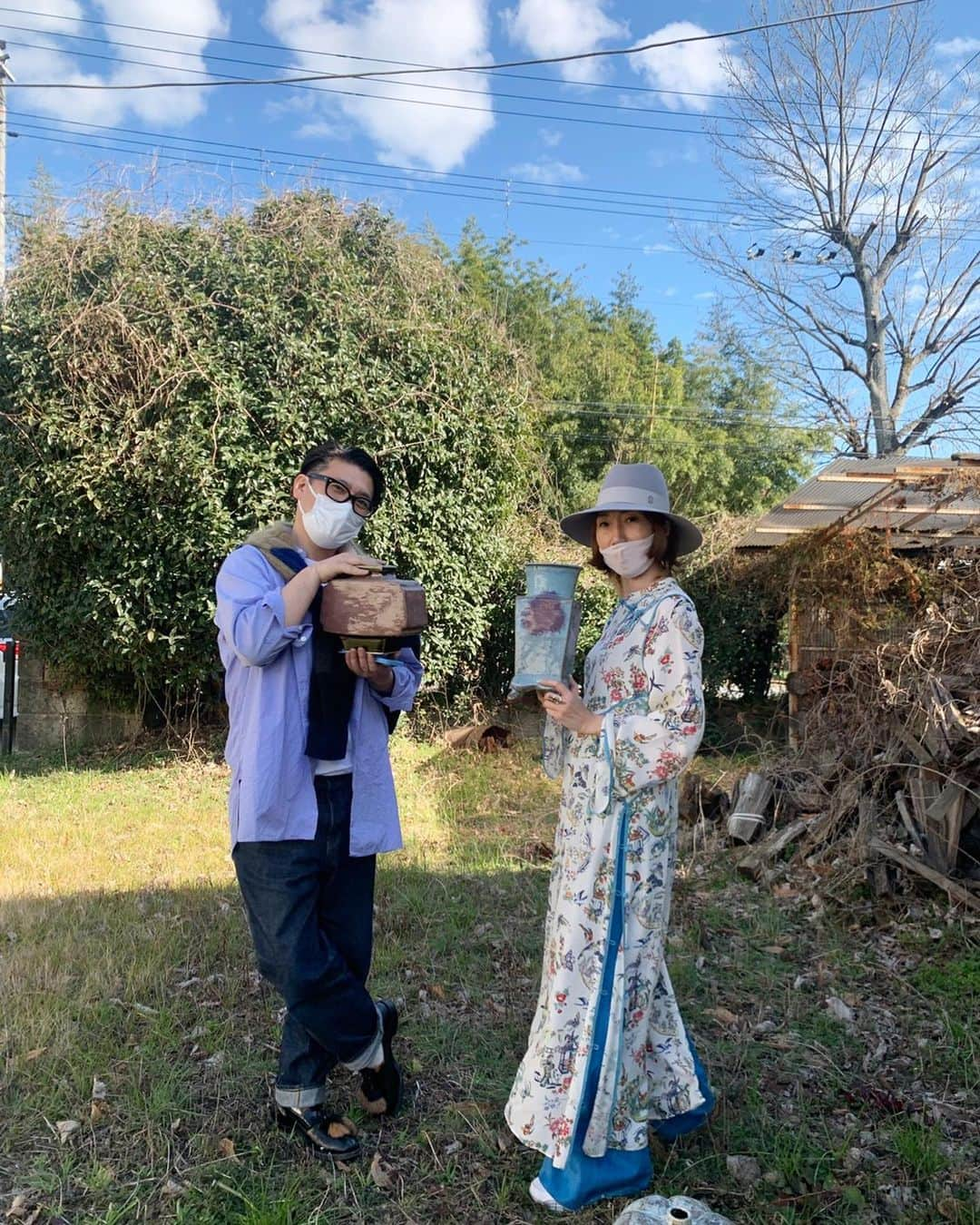 丸山敬太さんのインスタグラム写真 - (丸山敬太Instagram)「京都亀岡にて 河井工房さんで ケティと2人で、超真剣に選んでいる図。  素晴らしい天気で素晴らしい作品を沢山拝見しました。  @kawaikobo さんありがとうございました。  ２５日から丸山邸に並びます。」2月18日 0時42分 - keitamaruyama