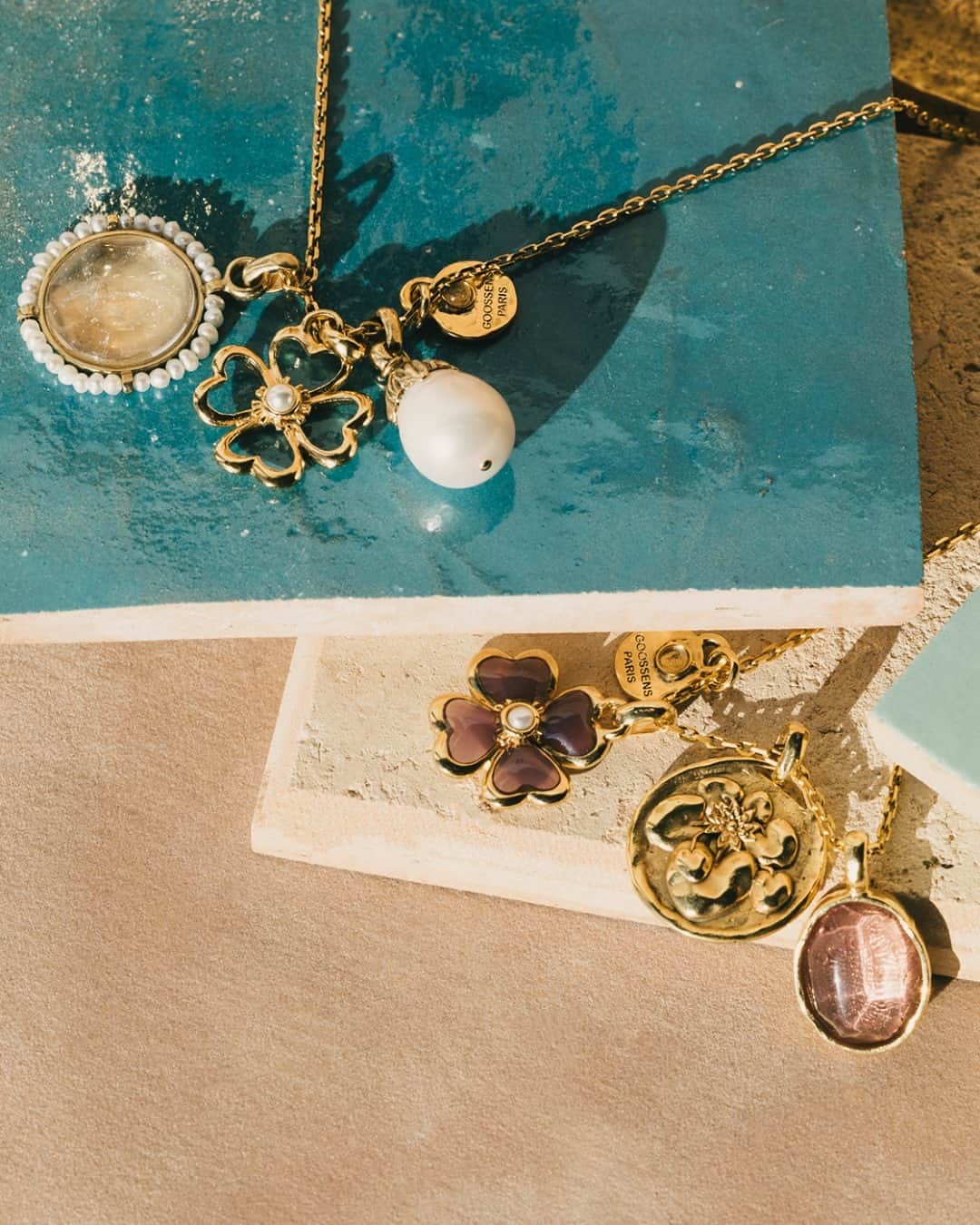 グーセンス パリのインスタグラム：「Our TALISMAN familly is getting bigger with the addition of new medallions for the Spring-Summer 2021 collection.  📷 by @alix.marnat」
