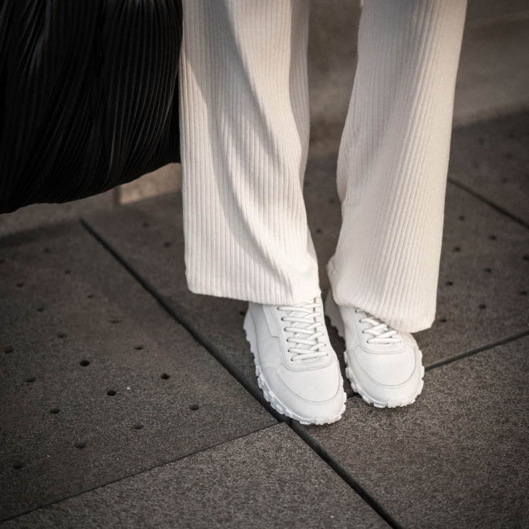 ケンネル&シュメンガーのインスタグラム：「all white BOX sneakers. get prepared for spring days. #kennelundschmenger #sustainable #madeingermany #handmade #shoemaking #springsummer」