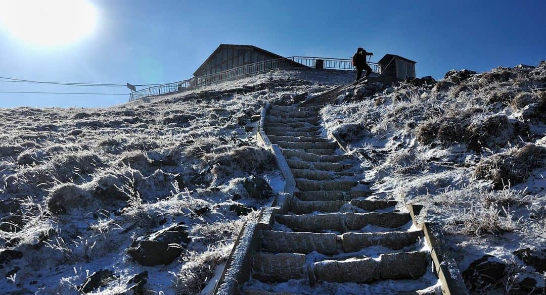 オリンピックさんのインスタグラム写真 - (オリンピックInstagram)「With #1YearToGo until @beijing2022, witness these magical shots of the wall after snowfall. ❄️ The Opening Ceremony of the #Beijing2022 Winter Olympic Games is set to feature the iconic Great Wall of China. ⁠⠀ Hit the link in bio for all you need to know on the upcoming Winter Olympic Games. ⁠⠀ #StrongerTogether」2月18日 0時45分 - olympics