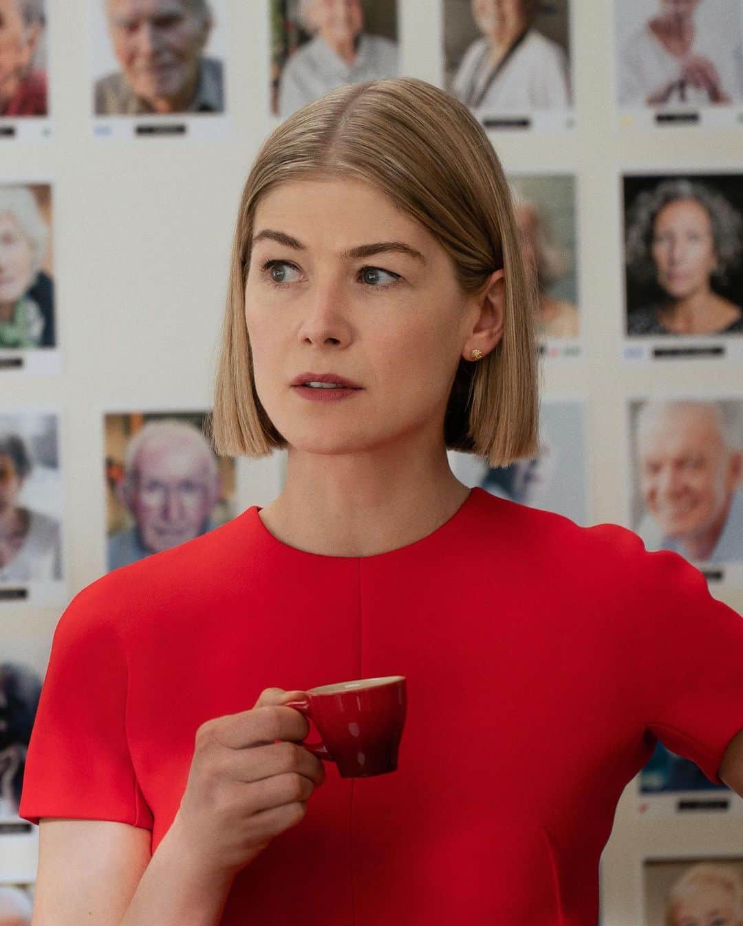 Vogue Italiaさんのインスタグラム写真 - (Vogue ItaliaInstagram)「From icy assassins to ditzy socialites, Rosamund Pike (@mspike)’s 8 best roles. Ahead of the release of “I Care A Lot”, the pitch-black comedy that casts her as a conniving legal guardian and recently earned her a Golden Globe nomination, we revisit the actor’s most memorable films to date. Read more via link in bio.」2月18日 0時52分 - vogueitalia