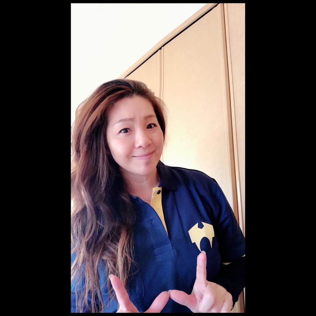 井上貴子さんのインスタグラム写真 - (井上貴子Instagram)「道場へ。  ズームミーティングとリハのため。  パタパタパタパタしとりました。  紅緒と柊音もたくさん歩いて かなり体力消耗したね。 昨日お風呂に入ったから 余計だね。  よく寝ています。 かわいー❤︎  最近家では ヨガマットを敷いて 超基本的なポーズと 超マニアックなポーズを やったりしています。  そしてこのポロシャツ^ ^ かわいーでしょ？ ある女子プロレスラーのグッズを ファンの方から頂きました。  ヒントはアタシの指文字。  （笑）  ありがとう。  Happyで^ ^  プロフィール画面に記載のURLより 通販サイト「神取屋」に飛べます^ ^  コロナ禍に携わる 全てのお仕事の皆様。  心から 感謝しています。  引き続き油断せず お気をつけて お過ごし下さいませ。  #井上貴子  #LLPWX #女子プロレス #紅緒と柊音 #トイプードル #べにひお #たくさんお散歩 #ズームミーティング #ヨガ #ポロシャツ #LLPWX通販サイト神取屋 #TikTokはじめてみた #Twitterも見てね #感謝 #STOPCOVID19」2月18日 0時52分 - takaco_inoue
