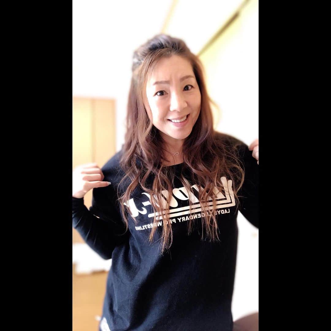 井上貴子さんのインスタグラム写真 - (井上貴子Instagram)「道場へ。  ズームミーティングとリハのため。  パタパタパタパタしとりました。  紅緒と柊音もたくさん歩いて かなり体力消耗したね。 昨日お風呂に入ったから 余計だね。  よく寝ています。 かわいー❤︎  最近家では ヨガマットを敷いて 超基本的なポーズと 超マニアックなポーズを やったりしています。  そしてこのポロシャツ^ ^ かわいーでしょ？ ある女子プロレスラーのグッズを ファンの方から頂きました。  ヒントはアタシの指文字。  （笑）  ありがとう。  Happyで^ ^  プロフィール画面に記載のURLより 通販サイト「神取屋」に飛べます^ ^  コロナ禍に携わる 全てのお仕事の皆様。  心から 感謝しています。  引き続き油断せず お気をつけて お過ごし下さいませ。  #井上貴子  #LLPWX #女子プロレス #紅緒と柊音 #トイプードル #べにひお #たくさんお散歩 #ズームミーティング #ヨガ #ポロシャツ #LLPWX通販サイト神取屋 #TikTokはじめてみた #Twitterも見てね #感謝 #STOPCOVID19」2月18日 0時52分 - takaco_inoue