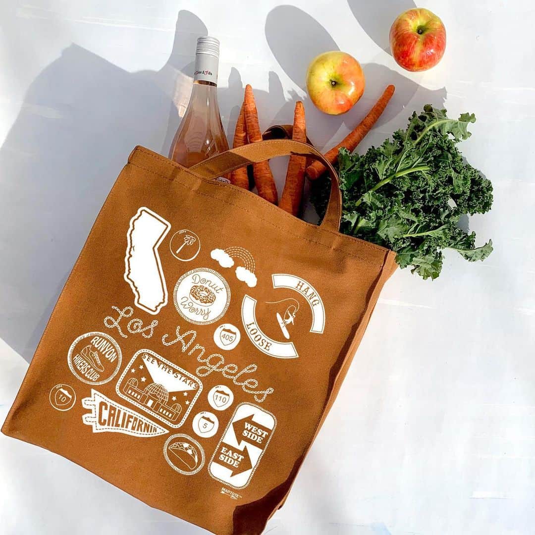 のインスタグラム：「Introducing our new Shopper tote! Inspired by the classic brown paper bag that you'd use at your local grocer, our Shopper Tote is made with a stylish new 10 oz, USA made, caramel colored canvas. Plus this tote comes with a new design featuring fun pins and patches inspired by travel and the outdoors. Currently available in four locations - Brooklyn, California, Los Angeles, and New York! Perfect for the corner store, farmer's market and beyond!」