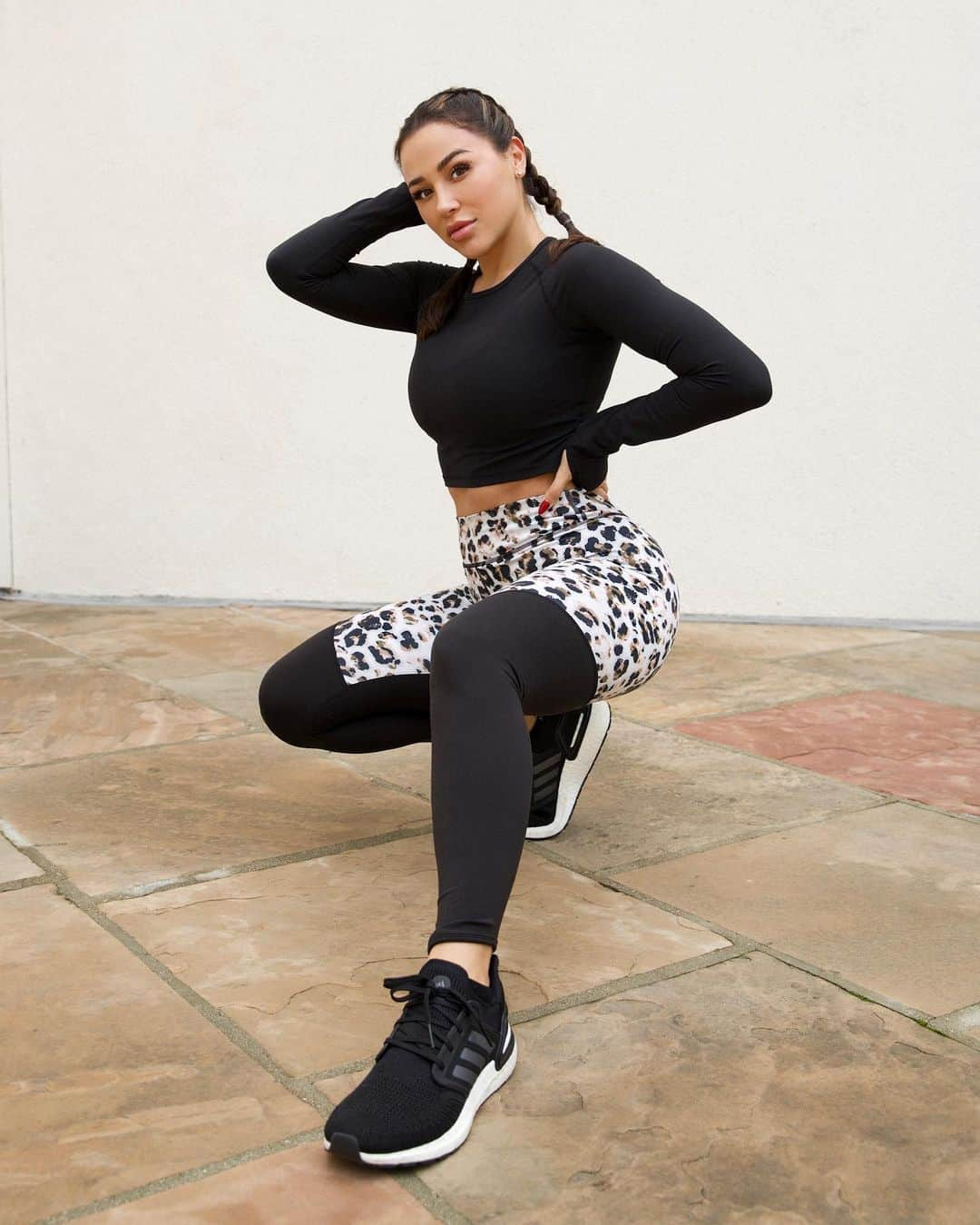 アナ・チエリさんのインスタグラム写真 - (アナ・チエリInstagram)「Feelin Fierce in @cheri_fit 🖤🤍  These long sleeve CF tops dropped over the weekend and I’m in love 🖤 no to mention these super cute Leopard Duo Scrunch Leggings 🐆 Favorite!!!  Have a great day everyone!   #CheriFit #activewear」2月18日 0時54分 - anacheri