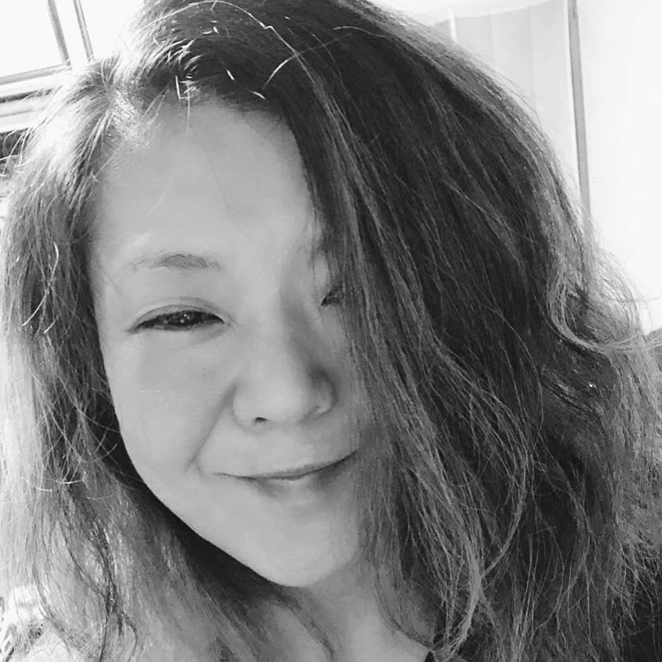Tammyのインスタグラム：「明日は映画の撮影の最終日。  色々悩むことや考える事は沢山、  ソワソワしたり、そんな中、  大好きなミュージシャン仲間とテレビ電話で癒されたり、  大好きな監督と久しぶりに話せたり、  深呼吸出来てありがたかった。  ここ最近は話や電話するんも何かどっか気が進まんテンションやった。  ホンマ、心が和らげたのに感謝です。。  「ナチュラルにやる。でもプライドを持ってやる。」  それを大好きな監督にゆーてもらえた今日、  ものすご、力出ました。  そやねんな、それしか出来ひん。  明日は朝一からがんばります😊←もう今日やなw  ウチらしく、で  おやすみなさい♡  #Tammy #Tammyyanen #photo #シンガーソングライター #唄 #ギター #singer #songwriter #guitar #artist  #music #song #恩学 #音楽 #live #love #life #映画  #movie #撮影 #myself  #自分らしく #等身大 #リラックス #rerax  #深呼吸 #respect #悩み #がんばろ #らしく」