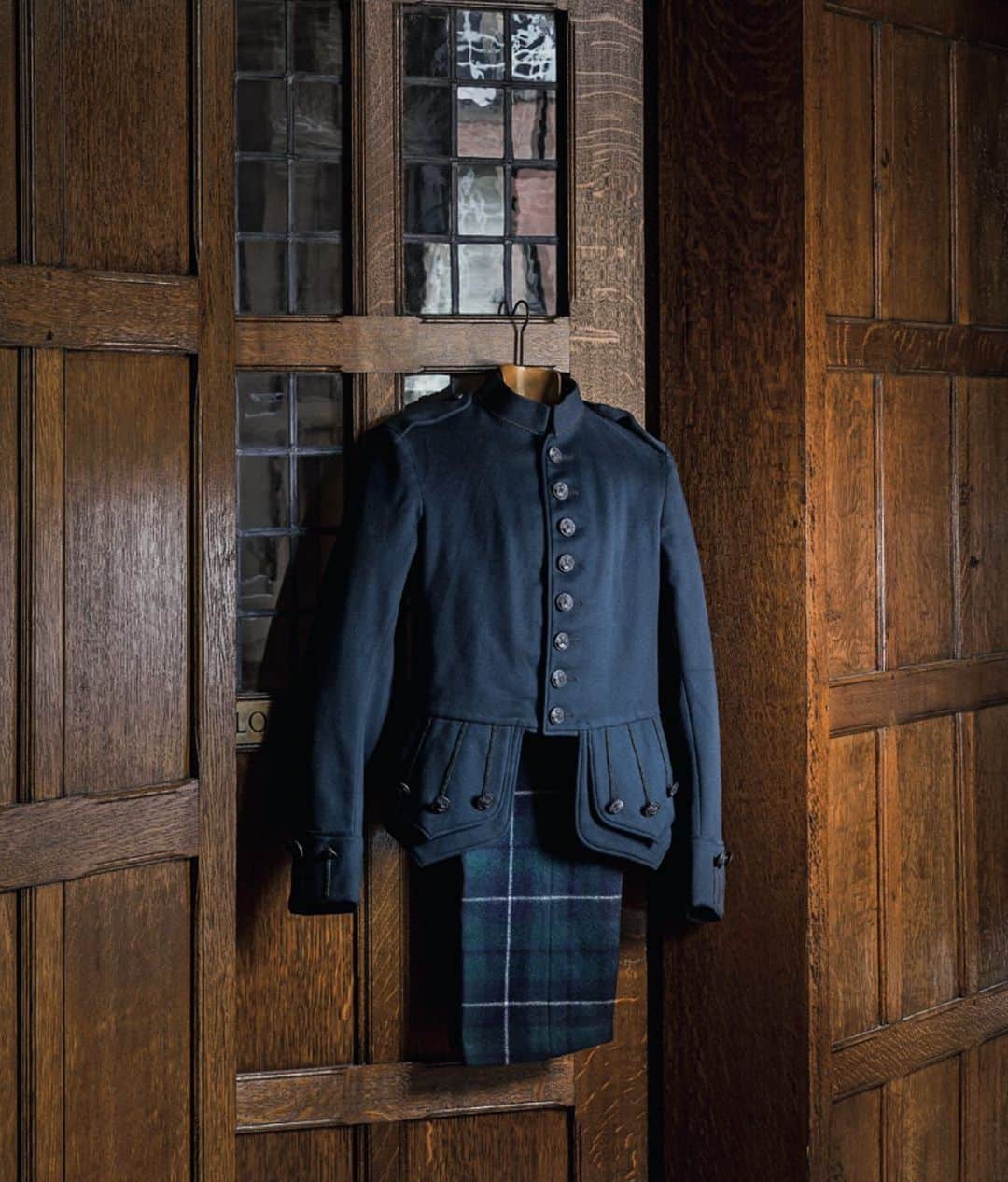 ギーブス&ホークスのインスタグラム：「Scottish coatee and trews from the Gieves & Hawkes Archive  Photographed at Wentworth Woodhouse, South Yorkshire   #GievesandHawkes #GH250」