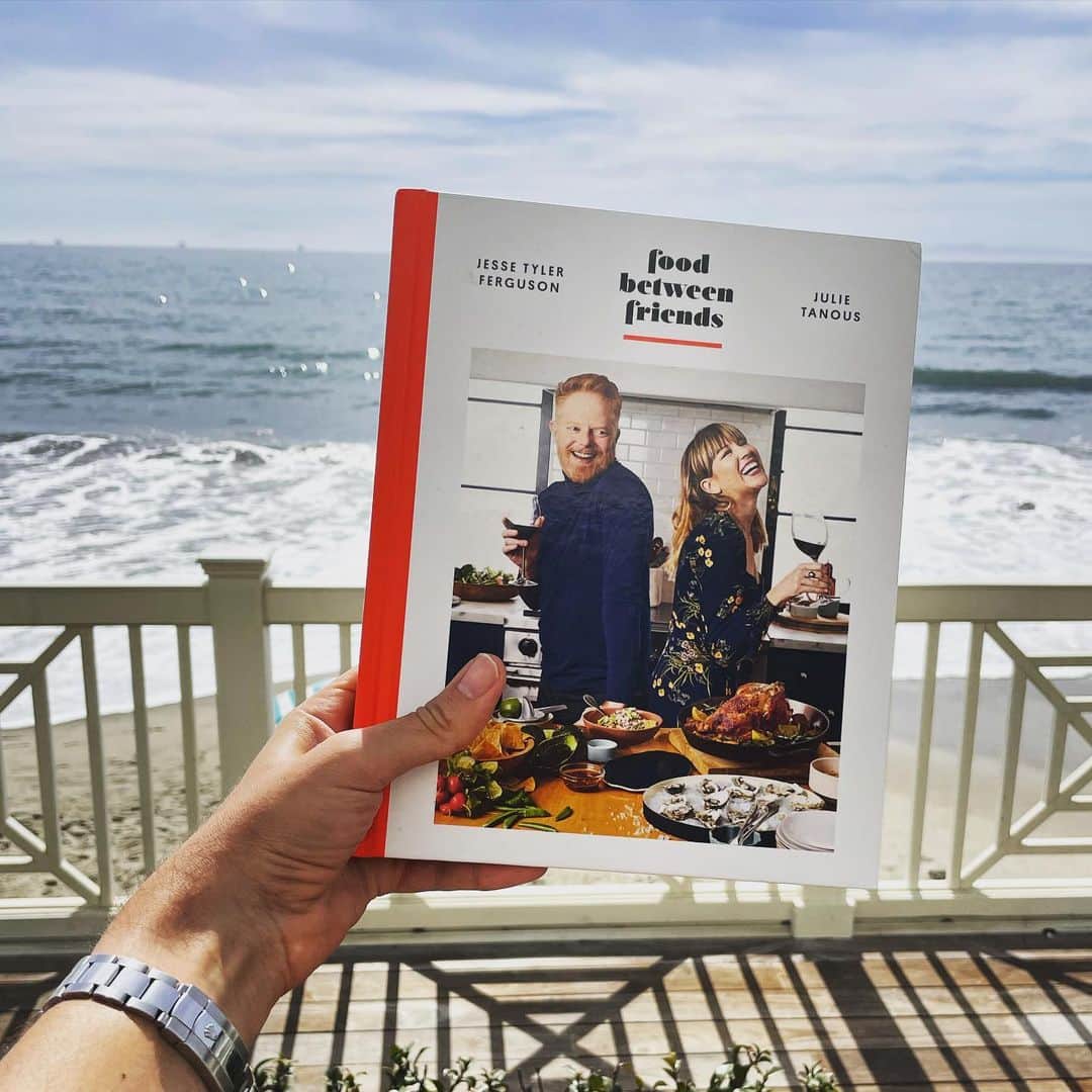 ジェシー・タイラー・ファーガソンのインスタグラム：「morning. I’ve been sleeping with my book under my pillow, taking my book to the beach, taking it to different rooms in my house, showing it to friends on FaceTime, reading it to Beckett... — I just can’t believe it’s here and I have it. I’ve been reading it over and over. I’m just so excited to share it with you. Delivers March 9. Preorder link in my bio. www.JulieandJesseCook.com @foodbetweenfriends @juliebethtanous」