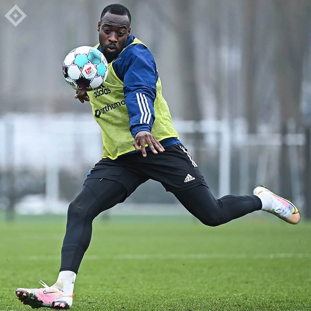 ハンブルガーSVさんのインスタグラム写真 - (ハンブルガーSVInstagram)「Kick it like Kalle, Bryan und der Rest der Mannschaft ☄️ Außerdem freuen wir uns in dieser Woche über das Teamtraining-Comeback von @bwoody22 💪🏽🔙 #nurderHSV #Training #Volkspark 📸 @witters_sportfotografie」2月18日 1時00分 - hsv