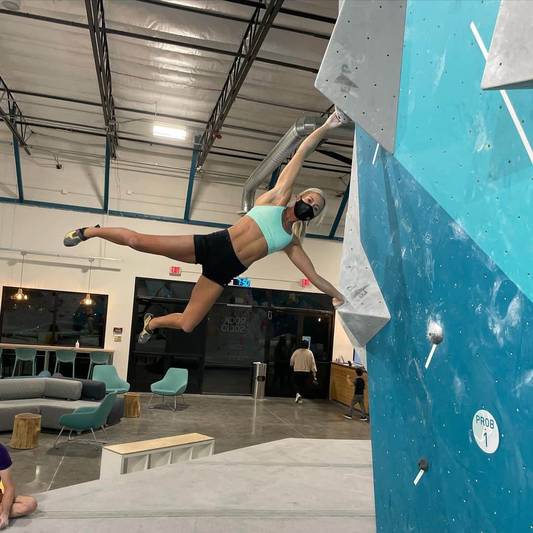 シエラ・ブレア・コイルのインスタグラム：「One of the coolest moves I’ve done in a long time 😎 Check out all of the awesome training I’ve been doing at home on @myclimbapp, and log your training too 💪🏼 #LogAnyClimbAnywhere #LearnTrainClimb」
