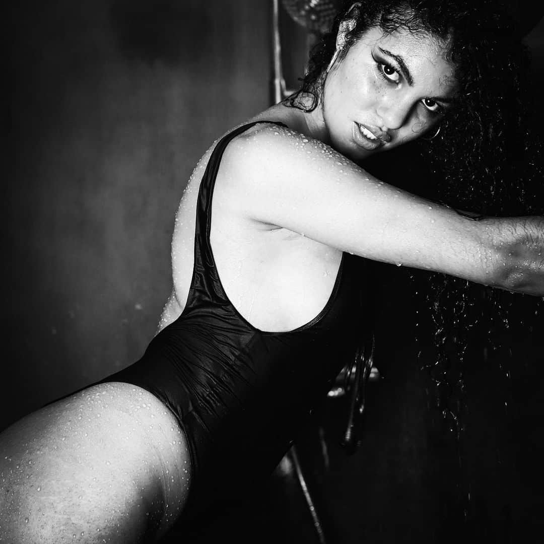 Julianna Townsendさんのインスタグラム写真 - (Julianna TownsendInstagram)「Can’t stop aiming at your heart ✖️🔫💔  19/02/21 TRIGGER #badgirl#trigger#newmusic#music#90saesthetic#90shiphop#90srnb#wet#shower」2月18日 1時02分 - julianna