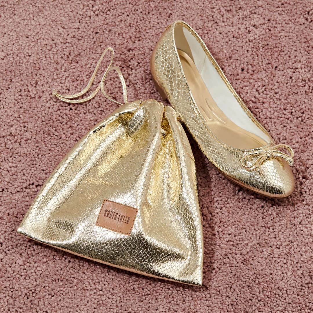 Santa Lollaのインスタグラム：「É combo fashion que vocês querem?! A sapatilha bailarina alia conforto e praticidade e ainda acompanha um prático saquinho no mesmo material. Uma de cada, por favor! [ R$129,90 cada ] #santalollaverao21 #shiny #balletflats」