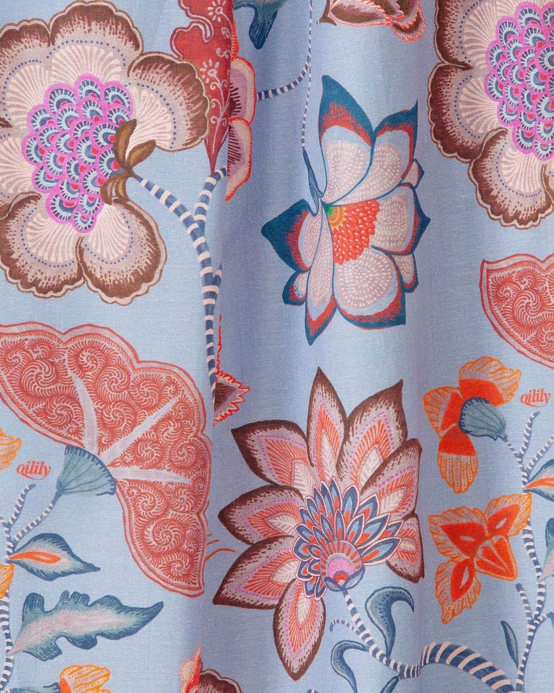 オイリリーさんのインスタグラム写真 - (オイリリーInstagram)「Take a closer look at the @oililywomen Shipbrook skirt, made in our gorgeous spring colour: blue. The allover Royal Sits flower print pops in orange, pink and green💥⁠⁠ #oilily #oililyworld #SS21⁠ #spring #summer #womenswear #kidswear #printonprint #oililyandme」2月18日 1時03分 - oililyworld