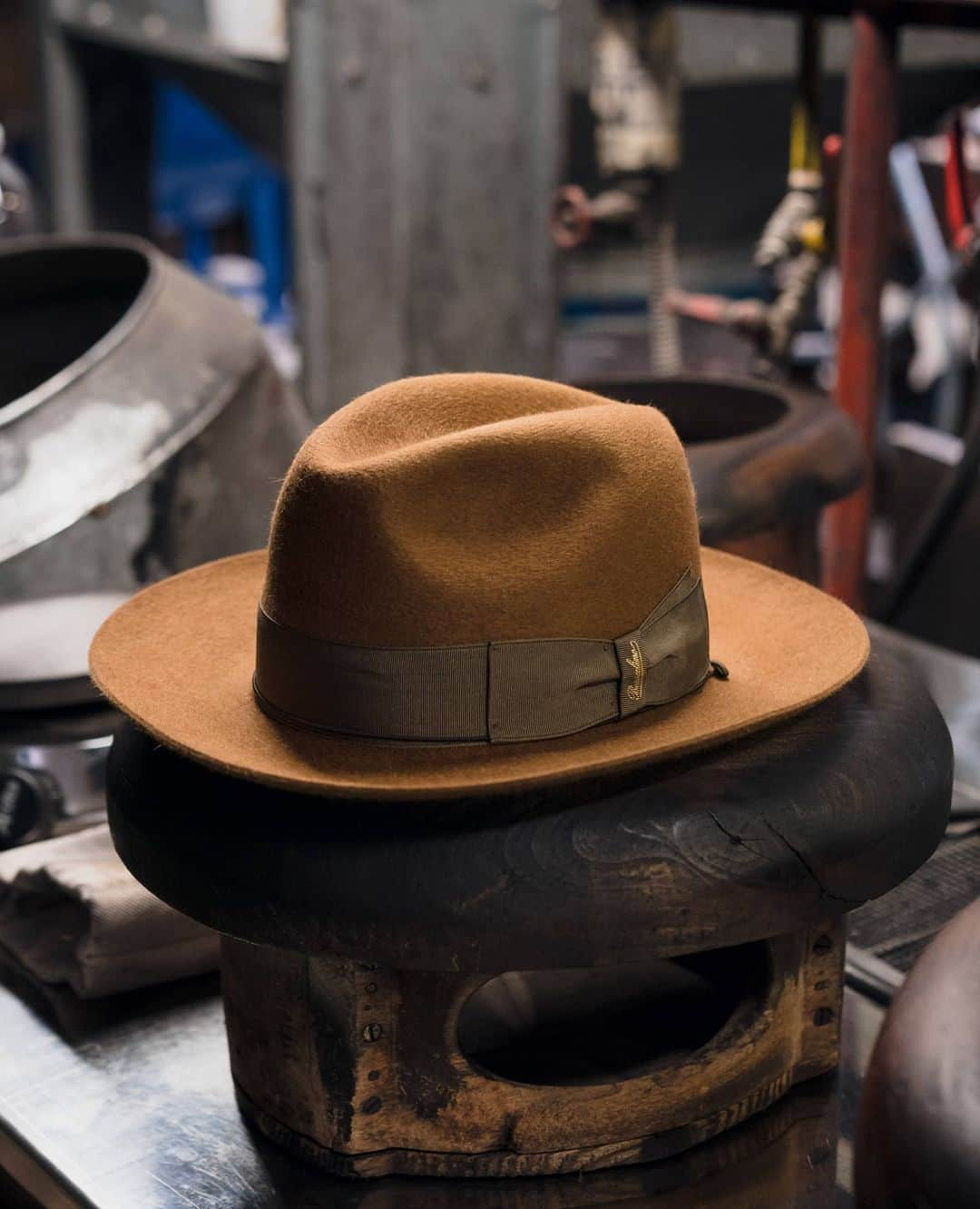 ボルサリーノさんのインスタグラム写真 - (ボルサリーノInstagram)「When textured craftsmanship meets the ultimate in stylish simplicity #Borsalino‘s camel Anello Gazzella felt model with a large brim. ⁠Shop this contemporary classic and more now on www.borsalino.com⁠ ⁠ Ph @helmutberta⁠ Location: Spinetta Marengo Manufacture, Alessandria Italy」2月18日 1時14分 - borsalino_world