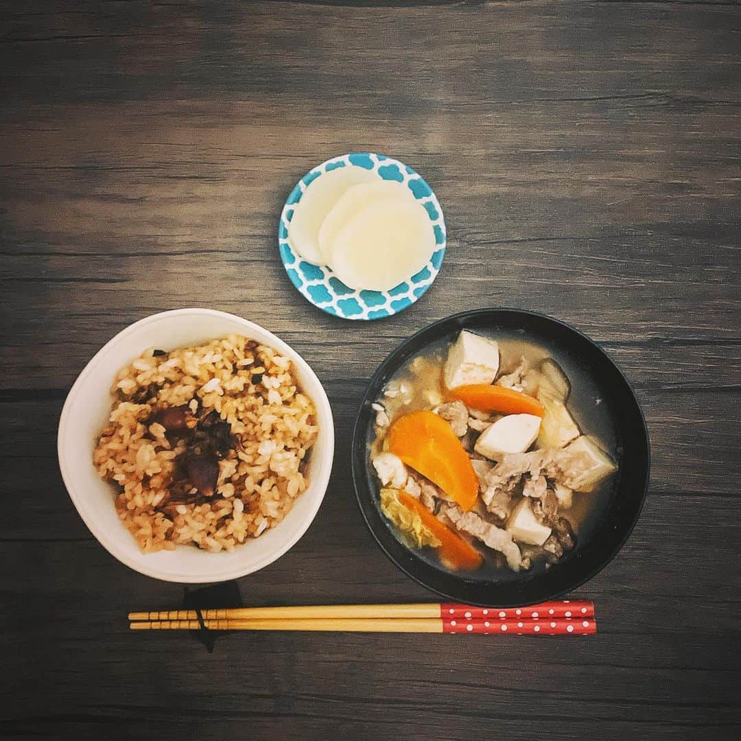 森由月さんのインスタグラム写真 - (森由月Instagram)「・ #ばんごはん  #手抜きする日もある  ・ 冷凍しておいたホタルイカの炊き込みご飯と、適当に作った豚汁と、お漬物」2月18日 1時14分 - mori_yutsuki