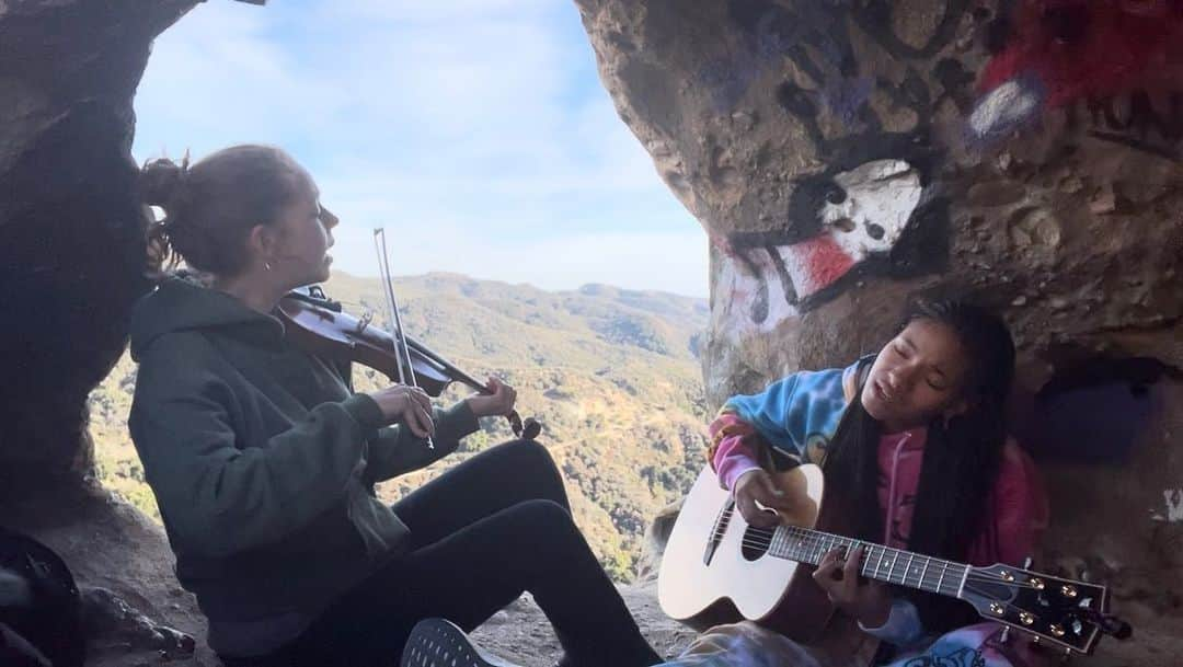 ウィロー・スミスさんのインスタグラム写真 - (ウィロー・スミスInstagram)「<GRATITUDE>   Yesterday was the first time I’d ever played music inside of a cave before 😍 so many beautiful vibes   @jahnavi_harrison」2月18日 1時19分 - willowsmith