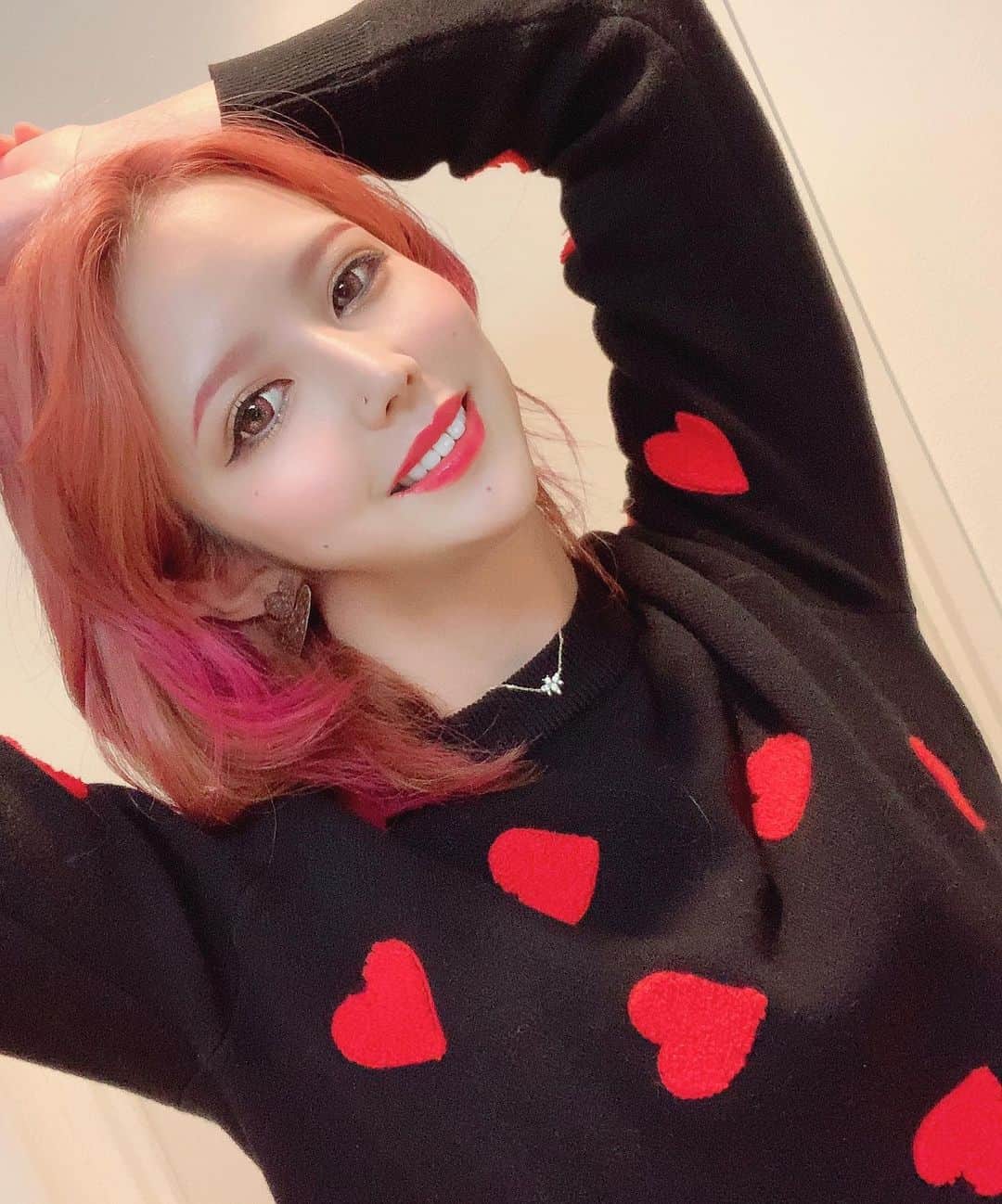 りこだぉのインスタグラム：「. . 謎のポーズ。笑 このハートの服一目惚れして買ったの❤️ パルコのセレクトショップで❤️ けど、期間限定ショップだから もう閉店するらしい（笑） . この後久しぶりに17LIVEやります❣️ るりりん_bb です❣️ よかったらお話しし〜ましょ🤪 .」