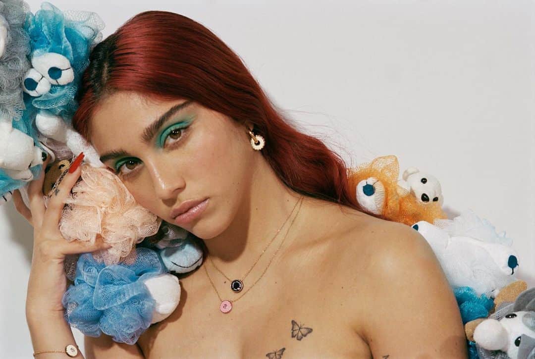 Marc Jacobsのインスタグラム：「Lola wears THE MEDALLION COLLECTION.  Shop THE MARC JACOBS SPRING COLLECTION now on marcjacobs.com.  Photographed by @BriannalCapozzi Styled by @HaleyWollens  Hair by @TamaraMcNaughton Makeup by @FaraHomidi Nails by @NailsByMei Set Design by @MatCullen  Casting by @EstablishmentNY  December 19, 2020 in New York City.」