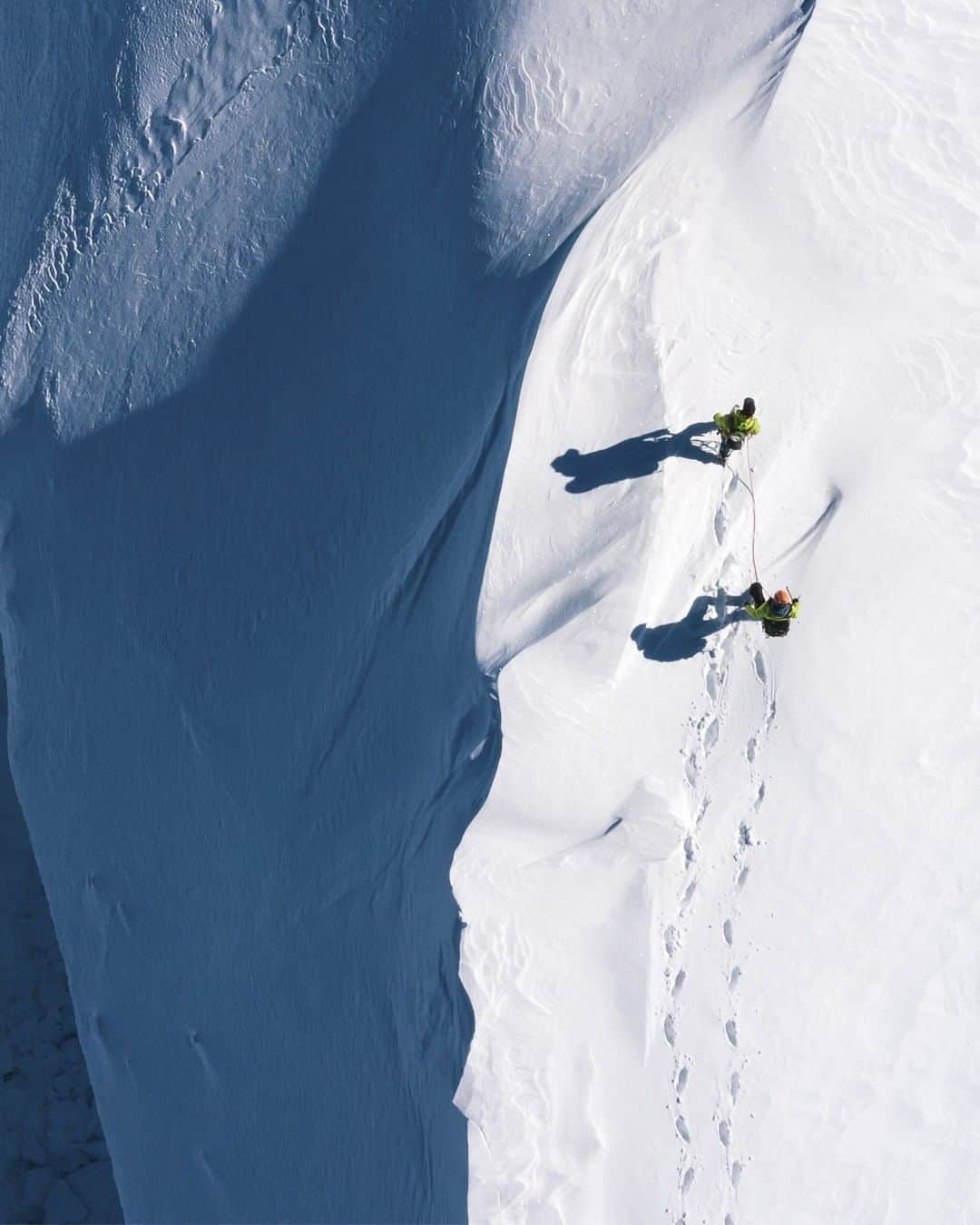 ミレーのインスタグラム：「On this kind of days, being a mountain guide at the @compagniedesguidesdechamonix just seems like the best job in the world!  📷 @jeremycalvo_photography   #MilletRiseUp」