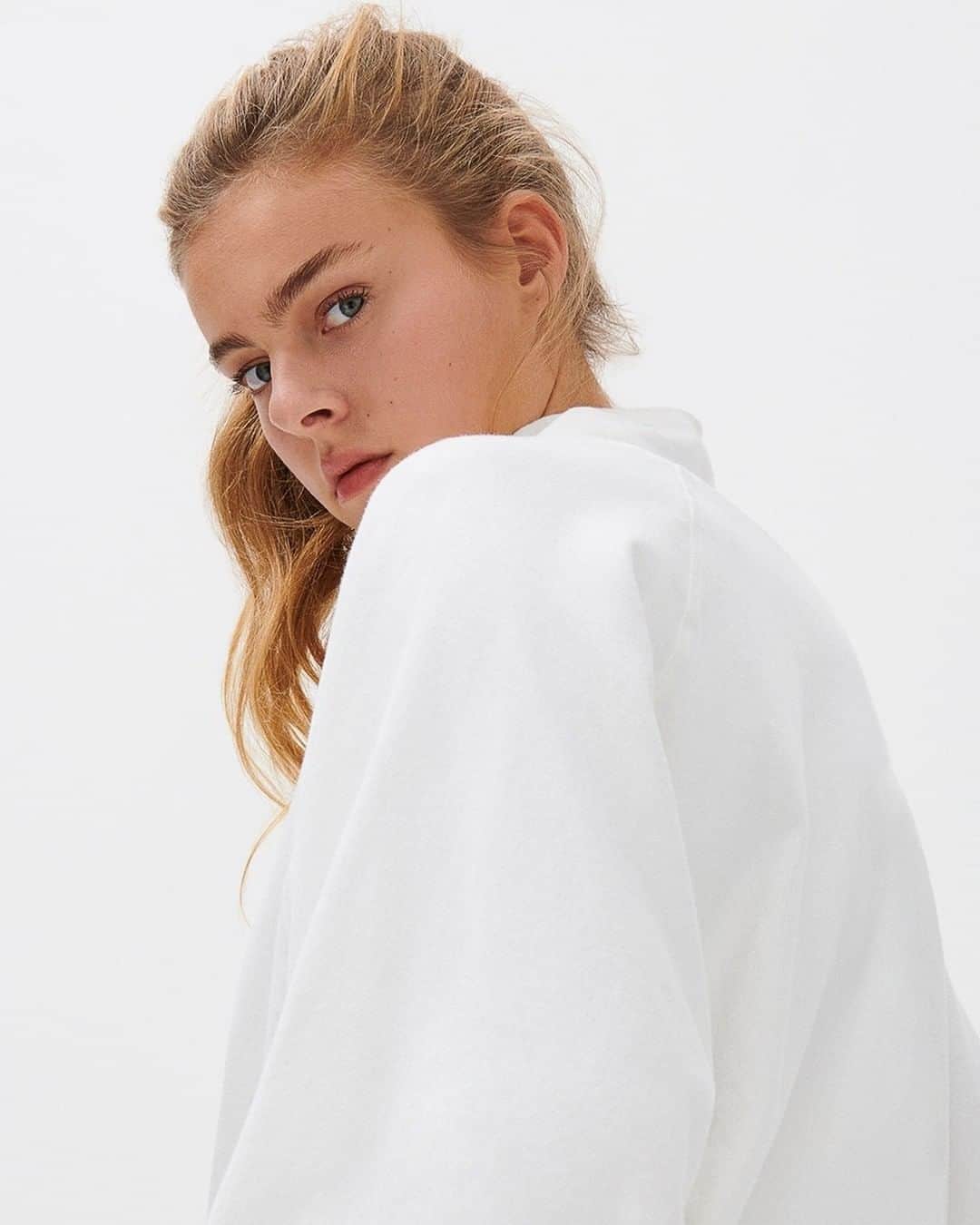 アメリカンビンテージのインスタグラム：「🇺🇸 Radiant. This summer, white takes over our wardrobes like a sunbeam and reflects all light. Dare to wear it head to toe? __ 🇫🇷 Éclatant. Cet été, le blanc investit nos vestiaires façon rayon solaire et réfléchit toutes les lumières. Vous oseriez le total look ? . #womenswear #americanvintage #SS21」