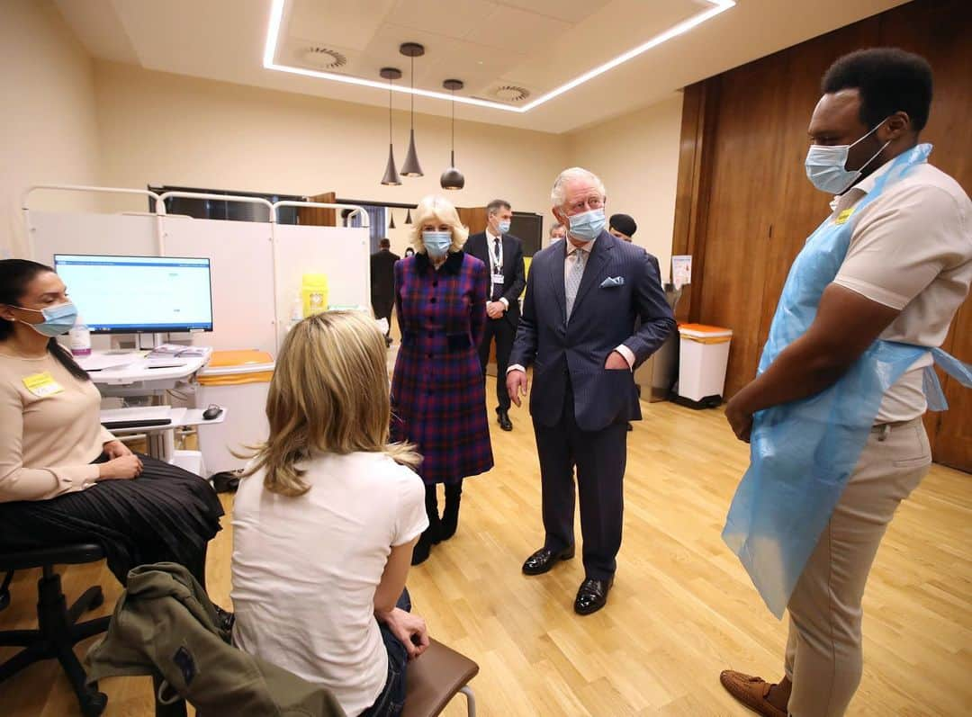 クラレンス邸のインスタグラム：「The Prince of Wales and The Duchess of Cornwall today visited the Queen Elizabeth Hospital in Birmingham to thank volunteers undertaking clinical trials for the COVID-19 vaccinations.   The University Hospitals Birmingham NHS Foundation Trust is widely recognised for its clinical research facility and has recruited around 12,000 volunteers to take part in the COVID-19 clinical trials.  They have just started the first UK study of the AstraZeneca and Pfizer combination vaccine.    Their Royal Highnesses also met dedicated healthcare staff who were receiving their COVID-19 vaccinations.  The Prince said during the visit: “I know, over the last year it must be absolutely exhausting for so many of you, but I know the NHS is such an enormous team and there are masses of people who are unsung and unseen heroes and heroines.   “We owe them all such an enormous debt of gratitude and for so many of you particularly, the pressures are huge.”  📸 PA & @uhbtrust」