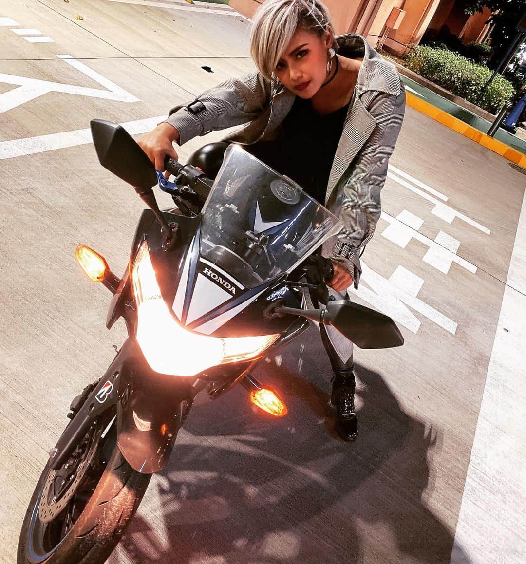 Candy のインスタグラム：「正面向きバージョン。　バイク乗れたらまじかっこいいのに、、w w  #バイク乗れないけど　#イケメン度が増した」