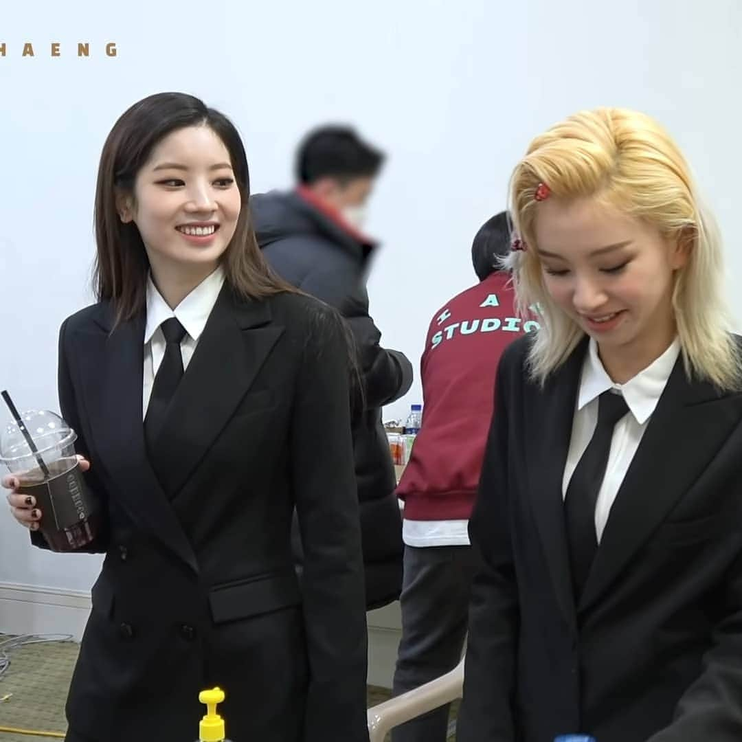 ダヒョンさんのインスタグラム写真 - (ダヒョンInstagram)「There's just something about Dahyun in a suit that feels soooo right」2月18日 1時44分 - dahyun.news