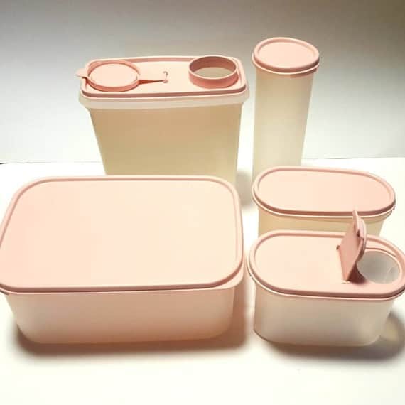 JO BAKERさんのインスタグラム写真 - (JO BAKERInstagram)「V A N E S S A • K I R B Y 🇬🇧 Pleasing plastic ....70’s #Tupperware and domestic items.. bring me such joy. The perfection of moulded items give Barbie doll~like shine with the most alluring vintage tones!! #vanessakirby power dressing for @thehollywood_reporter cover.  Photog @zoemcconnell 🇬🇧 Style @hollyevawhite 🇬🇧 Hair @halleybrisker 🇬🇧 Makeup by me #jobakermakeupartist 🇬🇧」2月18日 1時46分 - missjobaker