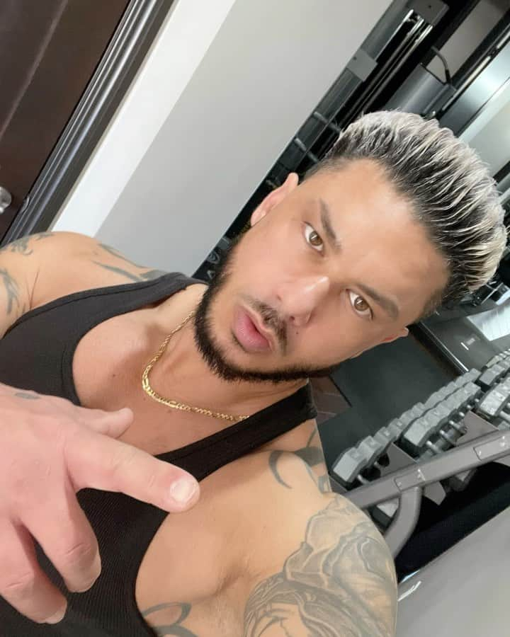 Pauly Dのインスタグラム：「Half And Half.... A Little Bit Of Both #paulyd #djpaulyd #vegas #lasvegas #gym #fitness #ididitfortheroots #rootsneedlovetoo」