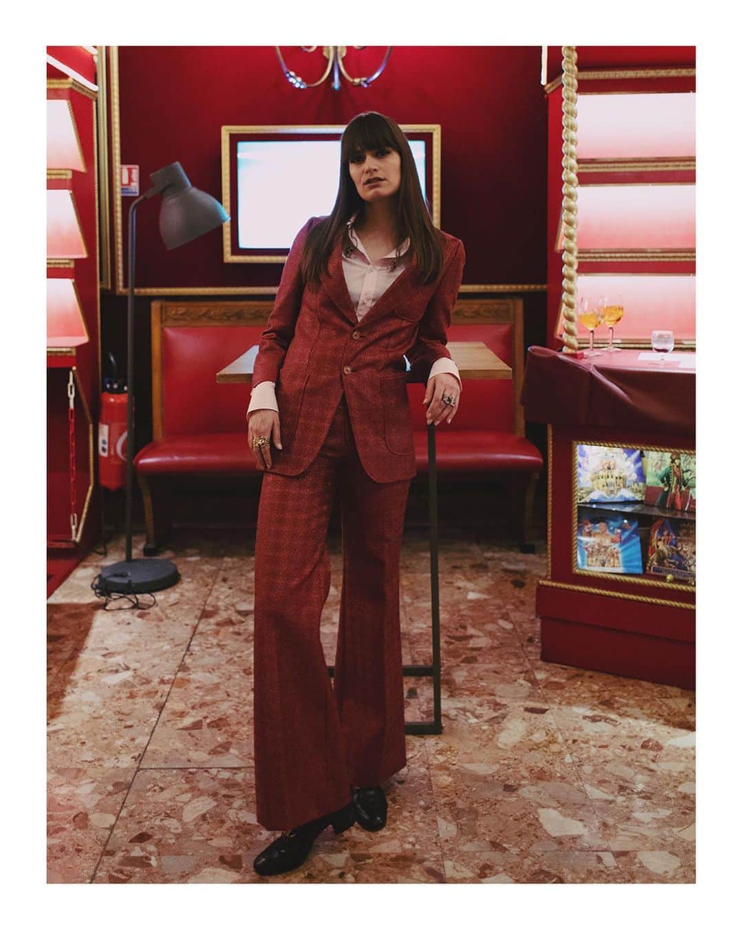 のインスタグラム：「#ClaraLuciani @jesuisclaraluciani wore a #GucciFW20 two button peak lapel suit with a dress shirt, leather loafers with Horsebit chain detail and a selection of #GucciJewelry rings for her performance on @secourspop. Photography by @lisamiquet. #AlessandroMichele @alessandromichele」