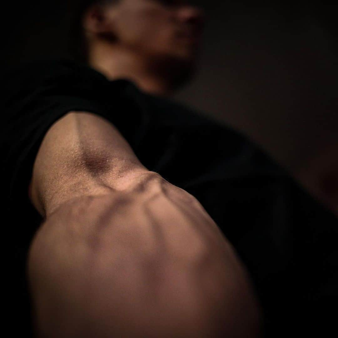 ドミトリー・ソロビエフのインスタグラム：「#MomentChallenge #Hand #Hands #Veins #ДмитрийСоловьев #Соловьев」