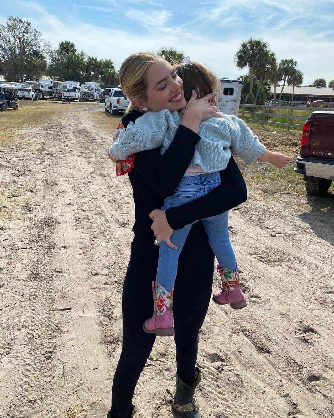 ケイト・アプトンのインスタグラム：「It’s the little pink boots for me 🥺💕」