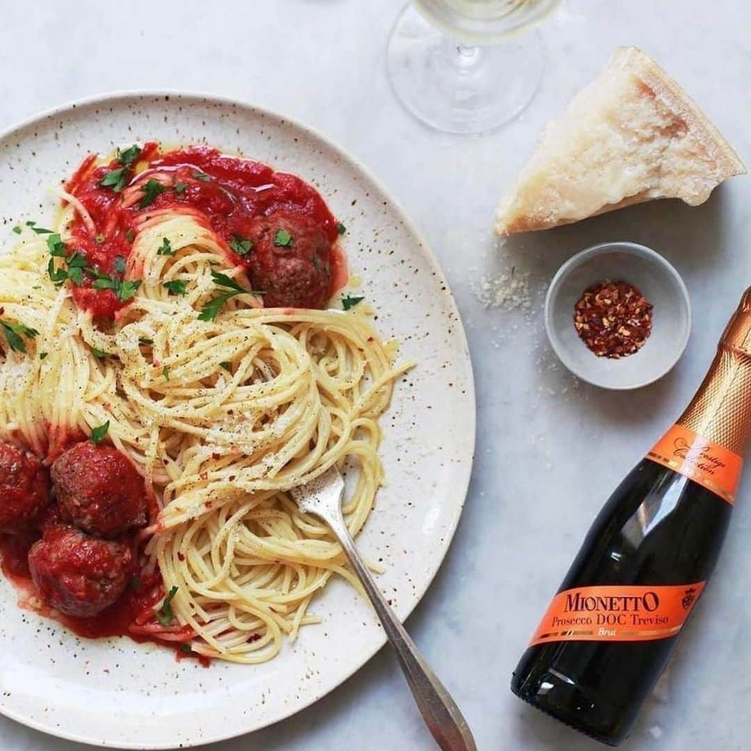 Mionetto Prosecco Sverigeさんのインスタグラム写真 - (Mionetto Prosecco SverigeInstagram)「Pastakväll med italiensk bolognese och Mionetto Piccolo 🍝  #mionetto #mionettoprosecco #italianfood #prosecco #mosserande #pasta #italienskmat #italianfood」2月18日 2時00分 - mionetto_se