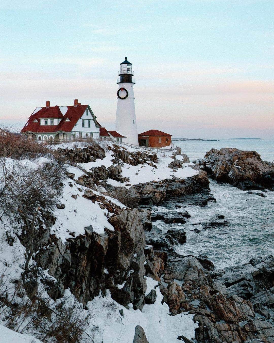 Visit The USAのインスタグラム：「"Snowy coastlines ❄️🌊 and 4pm sunsets ☀️" Portland Head Light is located on Cape Elizabeth in Maine and is a beautiful site to see year round! Adjacent to the lighthouse is Fort Williams Park, which has picnic facilities, hiking and historic structures! Both locations offer an amazing ocean view. #VisitTheUSA 📸 : @jess_takes_photos」