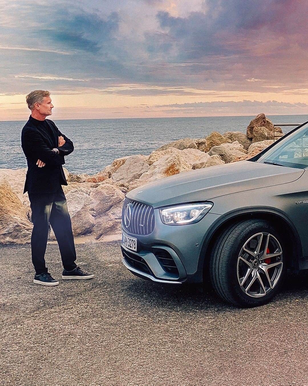 Mercedes AMGのインスタグラム：「[Kraftstoffverbrauch kombiniert: 12,4–12,3  l/100 km  CO₂-Emissionen kombiniert: 282–280 g/km  amg4.me/efficiency-statement  Mercedes-AMG GLC 63 S 4MATIC+ SUV]  Stunning views with @davidcoulthardf1!   #MercedesAMG #DrivingPerformance #AMG」