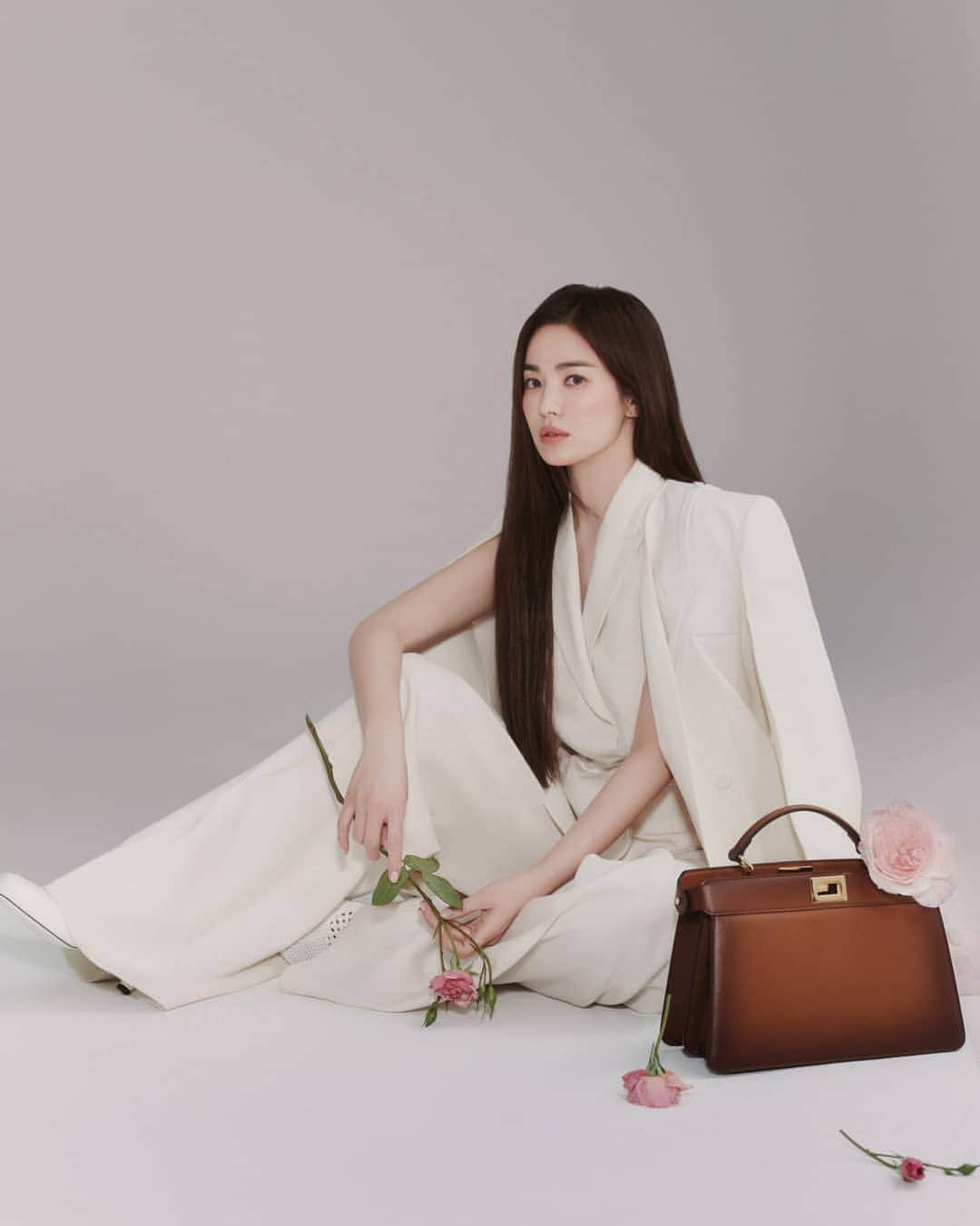 Fendiのインスタグラム：「A radiant new season. The latest #Fendi brand ambassador in Korea, actress @kyo1122 perfectly embodies the #FendiSS21 mood wearing a total look from the collection. #HyeKyoSong   Media: @harpersbazaarkorea  Photographer: @mokjungwook Editor: Hwang Inae  Styling: Kim Hyunkyoung  Hair: Lee Iljung  Makeup: Jo Eunjeong」