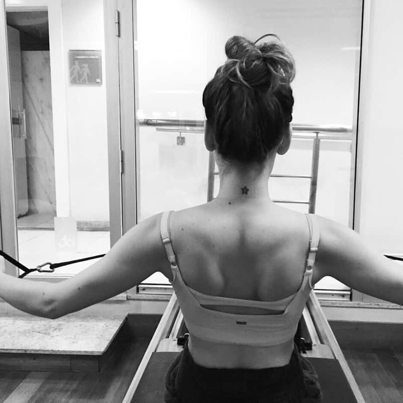 Tainá Müllerのインスタグラム：「Sdds de um estúdio de pilates, né minha filha? Tentando me reinventar na malhação caseira via video com a @liliandourado, que arrasa na paciência com minha falta de paciência pra malhar entre um sofá e a parede. 💪🏽 #preparaVerônica」