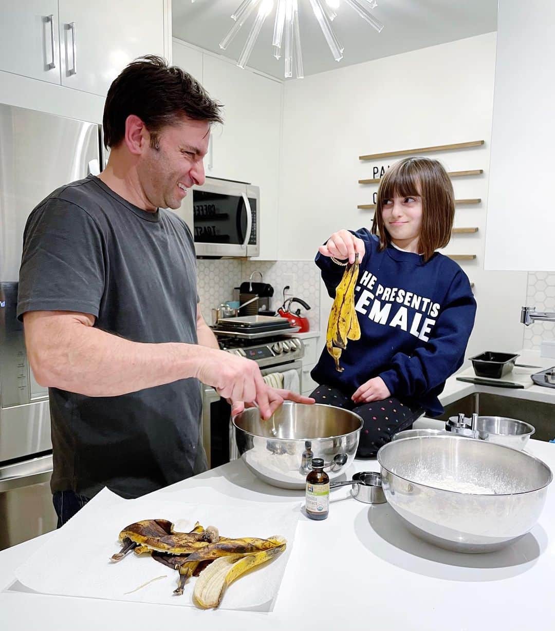 Ilana Wilesさんのインスタグラム写真 - (Ilana WilesInstagram)「This week on "Mike Shows the Kids How to Use the Garbage Disposal," they make banana bread and put the peels down the @insinkerator! A lot of you were surprised to learn that it's totally fine to have a disposal in your apartment. Since I started partnering with @insinkerator, I have learned about so many foods that you can put down the drain, like shrimp shells, apple cores and banana peels 🍌 🍌 🍌  It's not easy to compost in a NYC apartment, so using a garbage disposal is the next best way to keep food waste from taking up unnecessary space in landfills. It also keeps funky food odors and bacteria out of your kitchen trash. You can buy an insinkerator at the link in my bio!」2月18日 2時03分 - mommyshorts