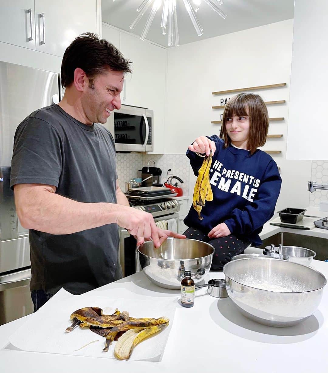 Ilana Wilesのインスタグラム：「This week on "Mike Shows the Kids How to Use the Garbage Disposal," they make banana bread and put the peels down the @insinkerator! A lot of you were surprised to learn that it's totally fine to have a disposal in your apartment. Since I started partnering with @insinkerator, I have learned about so many foods that you can put down the drain, like shrimp shells, apple cores and banana peels 🍌 🍌 🍌  It's not easy to compost in a NYC apartment, so using a garbage disposal is the next best way to keep food waste from taking up unnecessary space in landfills. It also keeps funky food odors and bacteria out of your kitchen trash. You can buy an insinkerator at the link in my bio!」