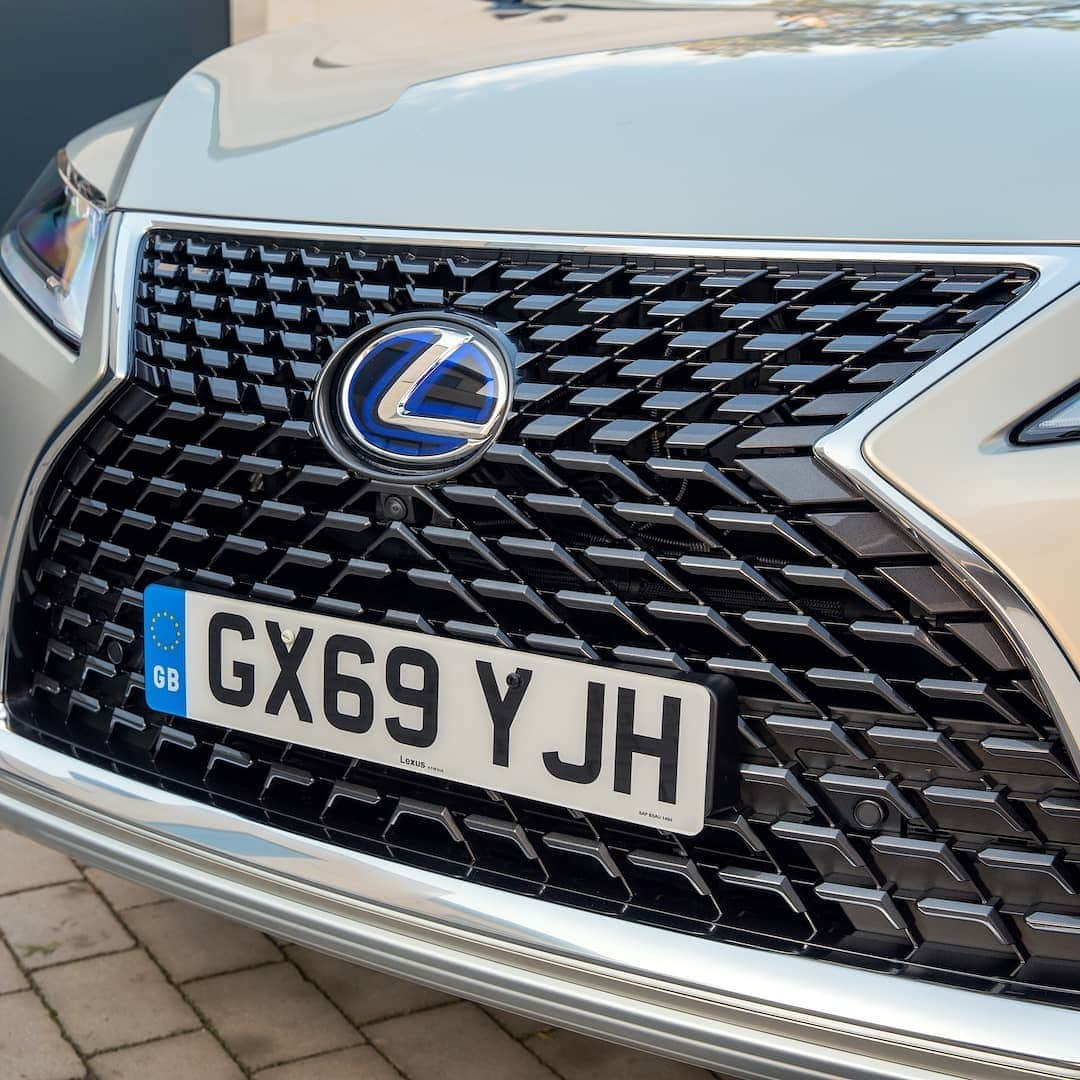 Lexus UKさんのインスタグラム写真 - (Lexus UKInstagram)「Find out how the shimamoku wood steering wheel and door trim, along with the Lexus spindle grille and the leather seats of the #LexusRXL influenced the design of this stunning wood sculpture by @Sally_Burnett.  For the full story, click the link in our bio.  #Lexus #Craftsmanship #BritishCraftsmanship #Design #CarDesign #Art #Sculpture #Wood #Woodworking #WoodDesign #WoodTurning #WoodCarving #WoodTurner #WoodCrafts #LexusRX」2月18日 2時04分 - lexusuk