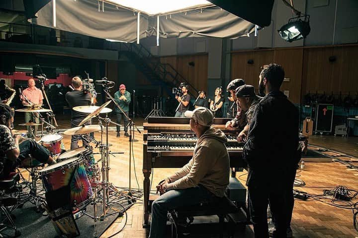 ルディメンタルさんのインスタグラム写真 - (ルディメンタルInstagram)「This time three years ago we filmed a very special version of 'These Days' at the incredible @abbeyroadstudios with @jessglynne @macklemore @dancaplen 🙏🏼🙏🏽🙏🏾🙏🏿 Link in stories to watch back」2月18日 2時16分 - rudimentaluk