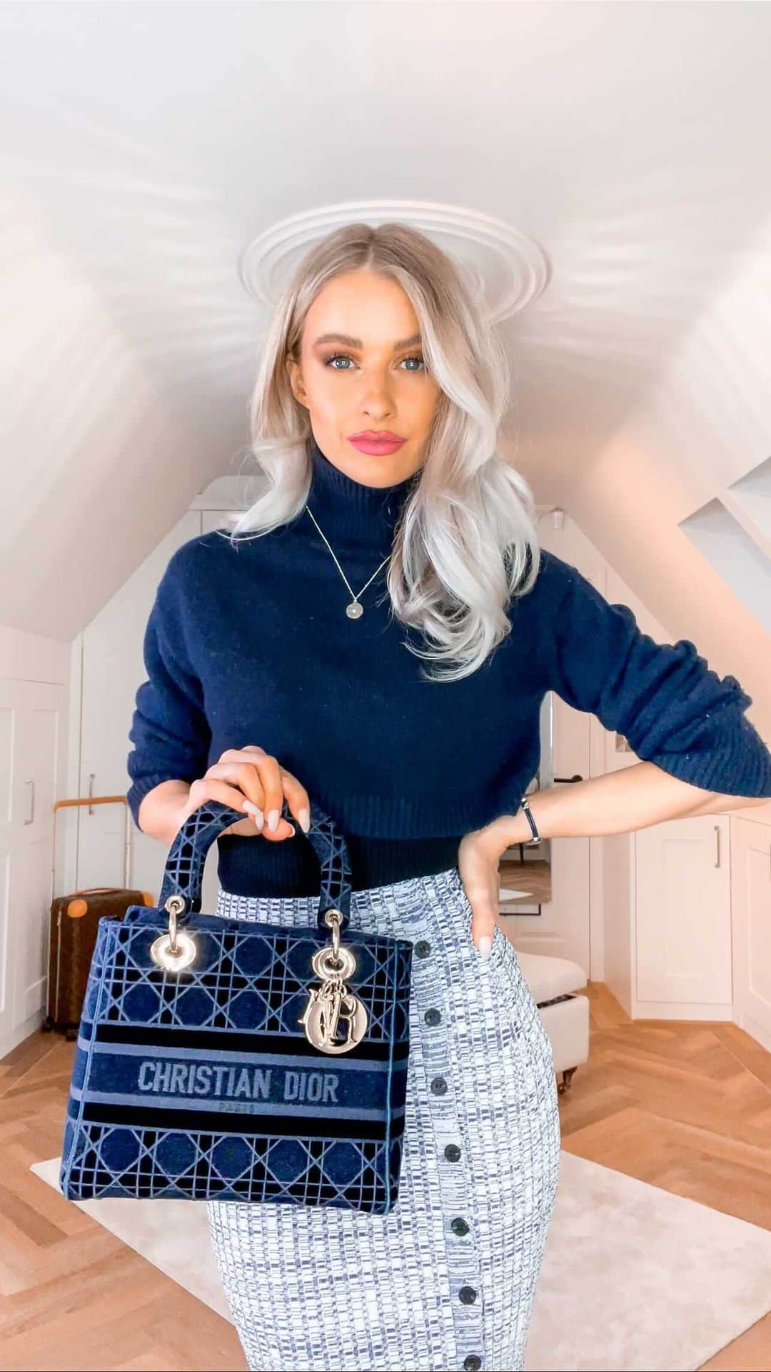 ビクトリアのインスタグラム：「Navy blue. I can always count on you 🥰 #WhatIWouldBeWearing  #lavieenrose #grwm #selfportrait #bottega #maxmara #khaite #dior」