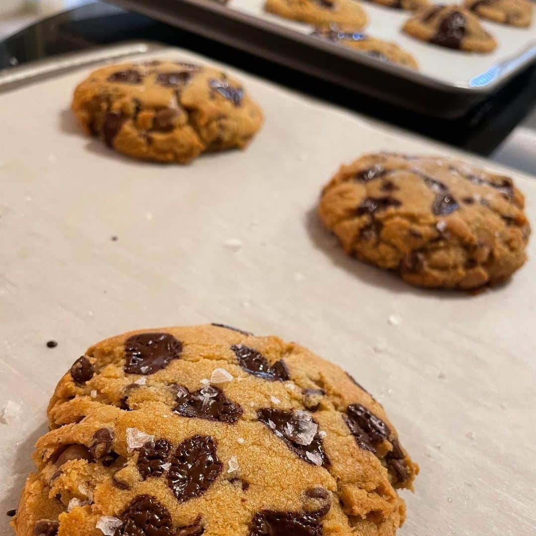 ケイティー・ルクレールのインスタグラム：「Let’s talk about salt.  I like my chocolate salted. Unsalted butter is only for baking (so that you can add flaky, soft, sea salt later!). Didn’t make your pasta with salted water? Throw it out. Salted Carmel? Double me up. I’ll take salt in any form unless we’re talking about people.   Salty people are so 2020. Eat a cookie and be happy.」