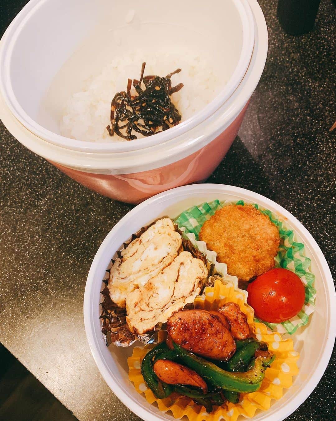 川谷修士さんのインスタグラム写真 - (川谷修士Instagram)「久しぶりに2日間お弁当 間違い探しみたいになってるかい。 毎日の弁当ってそんな事もあらーね。 #パパ作る #お弁当」2月18日 2時11分 - 2chokenju_shuji