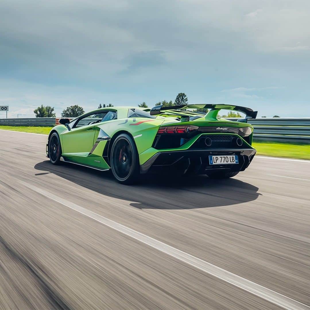 ランボルギーニのインスタグラム：「Is it possible to transform technology into a feeling? We did it with Aventador SVJ, a Super Sports Car that lets emotions flow naturally through speed and innovation. Captured by @alexpenfold. #Lamborghini #AventadorSVJ __ Aventador SVJ: Fuel consumption combined 18.0 l/100km; CO2-emissions combined 448 g/km (WLTP)」