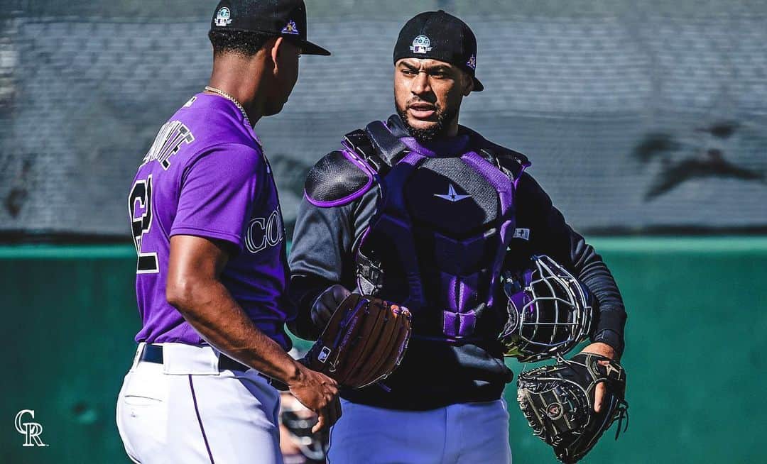 コロラド・ロッキーズのインスタグラム：「Pitchers + Catchers = 𝓣𝓸𝓶𝓸𝓻𝓻𝓸𝔀✍️」