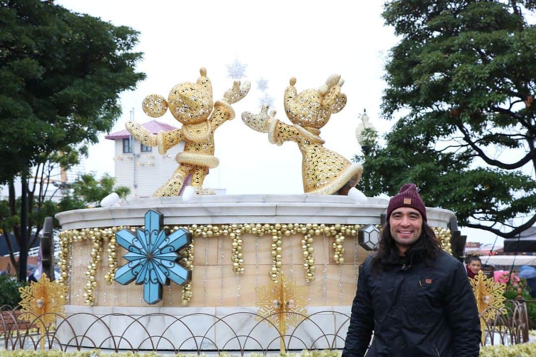 クラウディオ・リースのインスタグラム：「Disney sea / Japan 🇯🇵   Recuerdos de mi viaje a Disney de Japón !! Disney Del Mar, todas las películas que están relacionadas con el mar, mi parque favorito fue el de la Sirenita jejeje 🧜‍♀️  Gracias a @grace.casalino y @mikako_m_japan por esta aventura y sueño cumplido! Solo me falta Disney de Paris conocer 🥺」