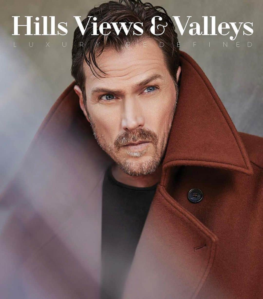 ジェイソン・ルイスのインスタグラム：「So impressed by the folks over at luxury lifestyle magazine @hillsviewsandvalleys!  So much love to the entire team who pulled this amazing winter edition together (in the middle of a pandemic, at that)!  @cbeyerphoto working his magic behind the camera, my incredible publicist (and basically family) @katzpublicrelations, the finest styling by @alexclough.style & @tamiekamua, a creative vision brought to life by @all_about_andre, and a very flattering written piece by Cathy Lyn — it’s always a rewarding experience working on projects, but even more so when working with such passionate creatives.  Give @hillsviewsandvalleys a follow to stay up-to-date on future editions — also visit the link in my bio to check out the full digital edition.」